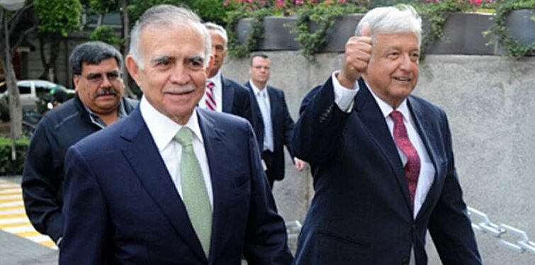 Barbas a remojar; Alfonso Romo piensa hablar